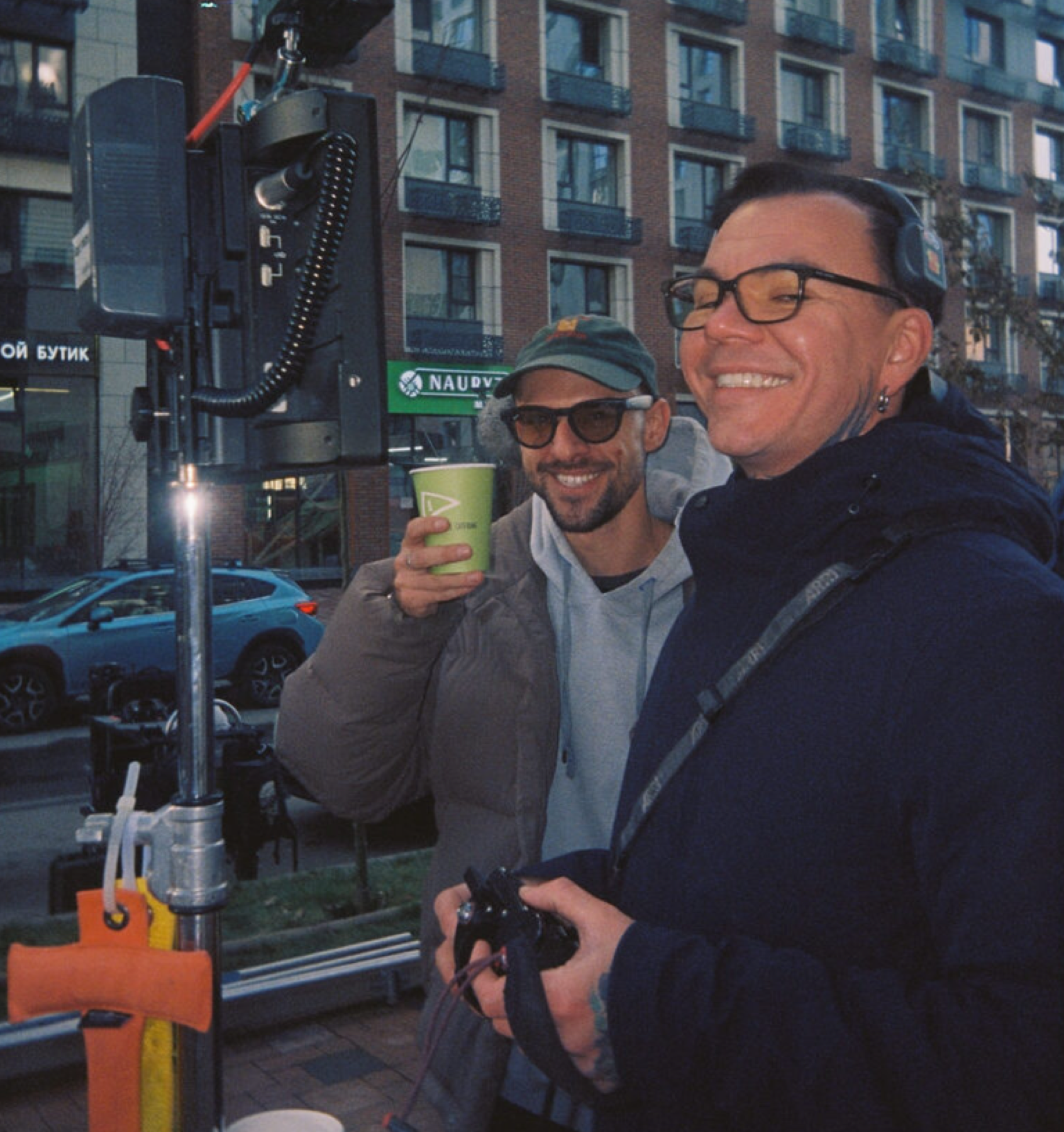 On set · 4:5